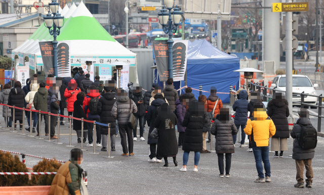 시민들이 17일 오전 서울역 광장에 설치된 서울 중구 임시 선별검사소에서 신종 코로나바이러스 감염증 검사를 받기 위해 차례를 기다리고 있다./연합뉴스