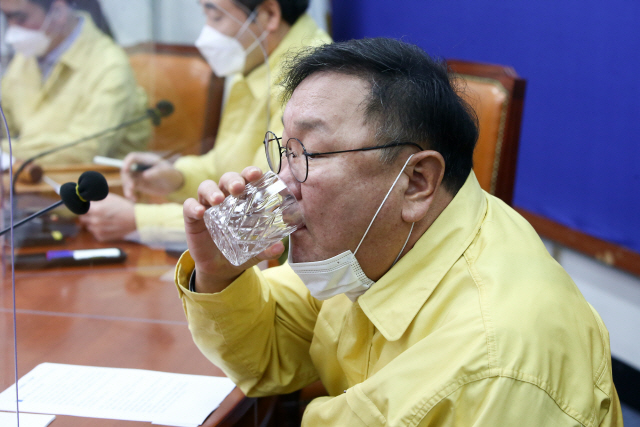 김태년 더불어민주당 원내대표가 18일 국회에서 열린 최고위원회의에서 물을 마시고 있다.  /연합뉴스