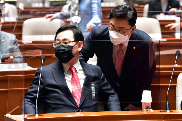 주호영 국민의힘 원내대표가 18일 국회에서 열린 의원총회에서 김성원 원내수석부대표와 대화하고 있다. /연합뉴스