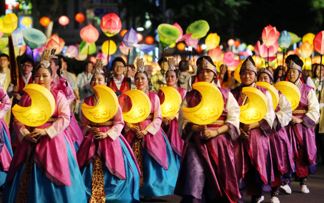 부처의 탄생을 축하하기 위해 거행하는 불교 행사인 ‘연등회’ 모습/연합뉴스