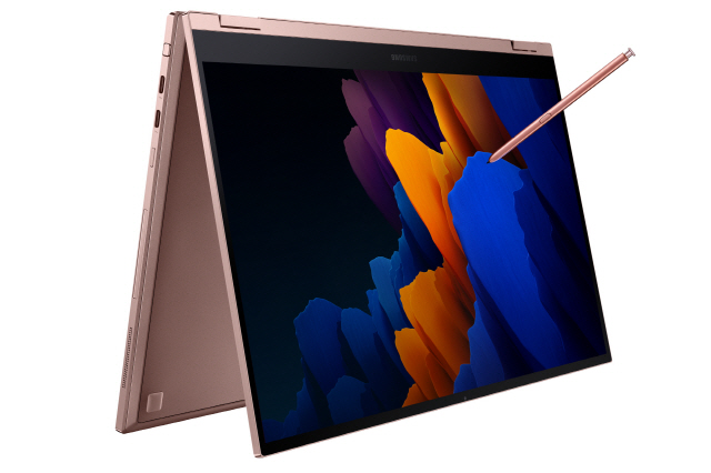삼성전자의 신형 노트북 ‘갤럭시 북 플렉스2’ 미스틱 브론즈 모델./사진제공=삼성전자