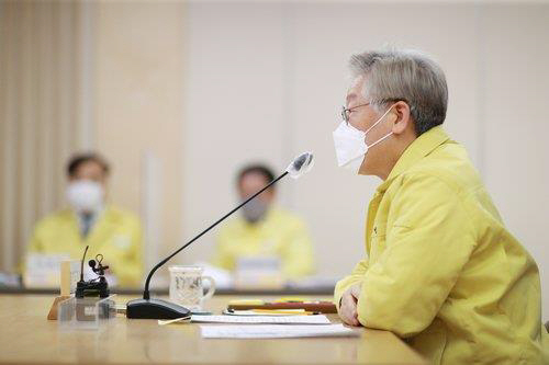 이재명 '코로나 확진자 폭증 대비…민간병원 병상 긴급동원도 검토'
