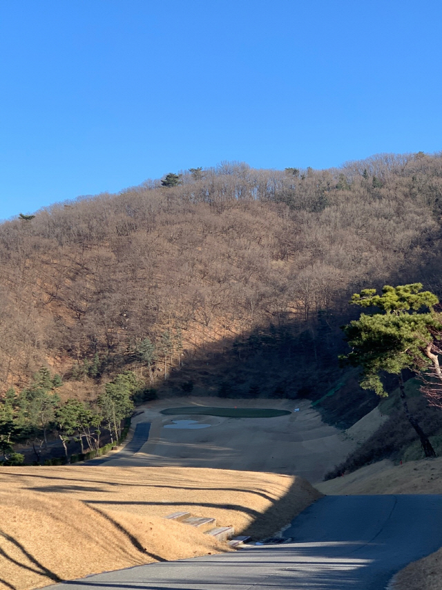 큐로CC는 산을 깎아 만들어 홀 마다 높낮이의 편차가 심했습니다. /박시진 기자