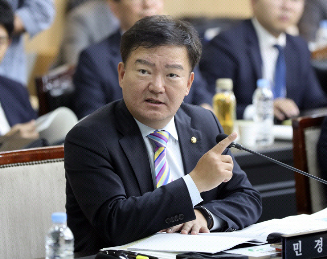 첫 '투표용지 절도죄'…민경욱에 전달한 60대, 징역형 선고