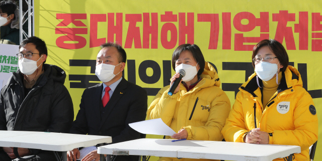 강은미 정의당 원내대표 등이 지난 16일 오전 서울 여의도 국회 본관 앞 농성장에서 ‘중대재해기업처벌법 주요 쟁점에 대한 입장 발표 기자회견’을 하고 있다. 오른쪽부터 박인숙 부대표, 강은미 원내대표, 정의당 노동본부장인 김응호 부대표, 황순식 경기도당 위원장. /권욱기자