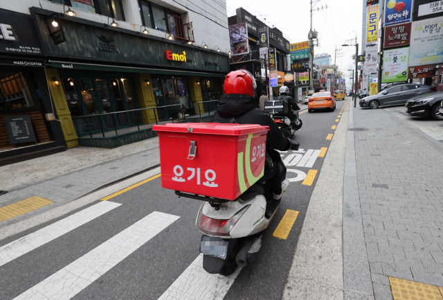 지난 10일 점심 식사 시간대에 서울 강남구 식당가가 비교적 한산한 모습을 보이고 있고, 배달 라이더들만 음식 배달을 위해 오토바이를 타고 다니고 있다./연합뉴스