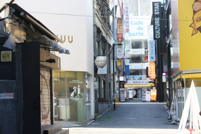 지난 17일 오후 서울 명동의 상점들이 한산한 모습을 보이고 있다./연합뉴스