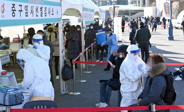 영하권의 날씨에도 길게 줄을 늘어선 시민들이 지난 15일 오전 서울역 광장에 마련된 코로나19 임시 선별 검사소에서 검사를 받고 있다. /이호재기자