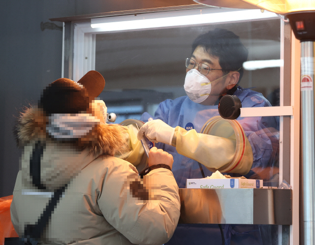 19일 오전 서울 중구 시청 앞 서울광장에 마련된 임시 선별진료소에서 의료진이 검체를 채취하고 있다. /연합뉴스