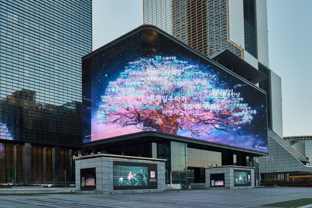 미디어아트 작품 ‘당산나무’는 시민의 소원메시지가 가지끝에 걸리는 방식으로 공공예술을 실현한다. /사진제공=서울문화재단