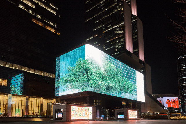 코엑스 아티움 외벽에 선보인 미디어아트 ‘당산나무’의 야간 송출모습. /사진제공=서울문화재단