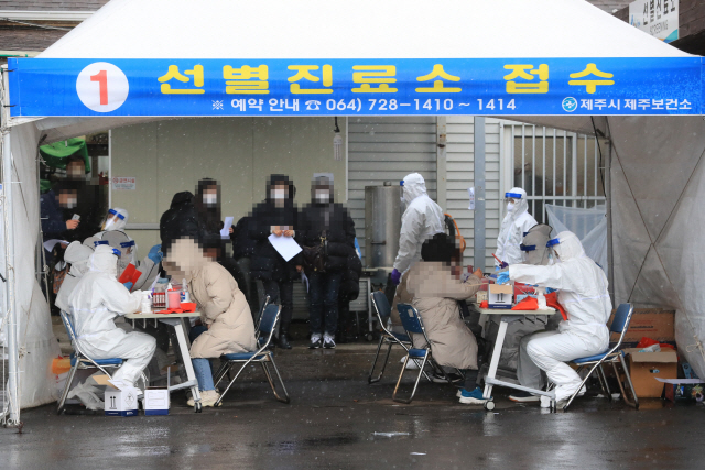 제주도내 코로나19 지역감염이 확산하는 가운데 16일 제주시 보건소에 마련된 선별진료소에서 시민들이 코로나19 검사를 받고 있다./연합뉴스