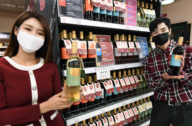 모델들이 서울 등촌동 홈플러스 강서점에서 갤로 프로버브 와인 4종을 선보이고 있다./사진제공=홈플러스