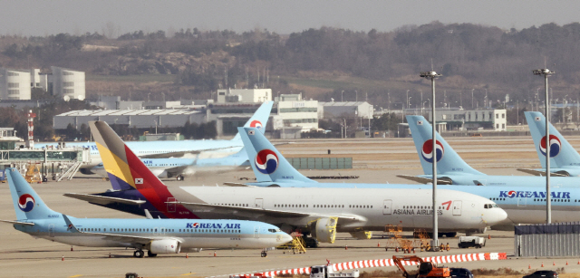 인천국제공항 대한항공과 아시아나항공 정비창 앞에 양사 여객기들이 주기돼 있다. /연합뉴스
