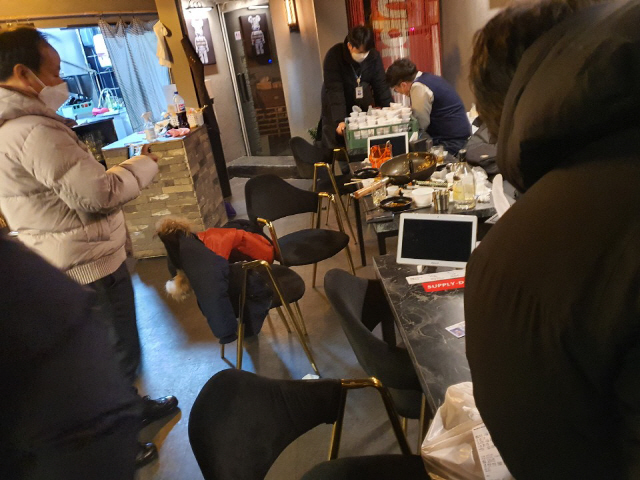 서울 마포구 홍대입구 인근의 한 일반음식점이 오후 9시 이후에도 영업을 하다 합동 단속반에 적발됐다./사진제공=서울시
