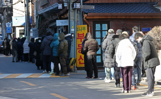 휴일인 19일 오전 서울 종로구보건소에 마련된 선별진료소에서 시민들이 검사를 위해 대기하고 있다. /연합뉴스