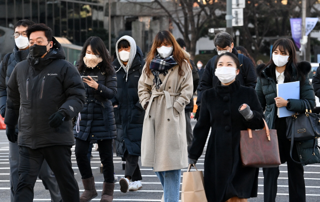 한파가 몰아친 서울 광화문 사거리에서 시민들이 두터운 옷차림으로 종종걸음 치고 있다. /성형주기자