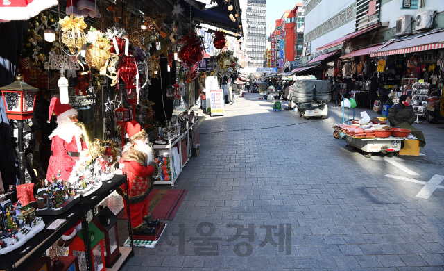 성탄절을 닷새 앞둔 20일 크리스마스 용품 상점이 밀집한 서울 중구 남대문시장에 손님들의 발길이 뚝 끊겨 한산한 모습을 보이고 있다. 한 상인은 