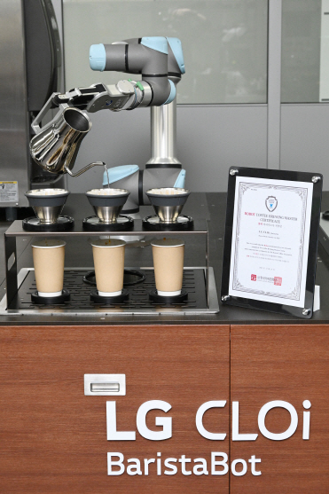 ‘LG 클로이 바리스타봇’이 커피를 만들고 있다. /사진제공=LG전자
