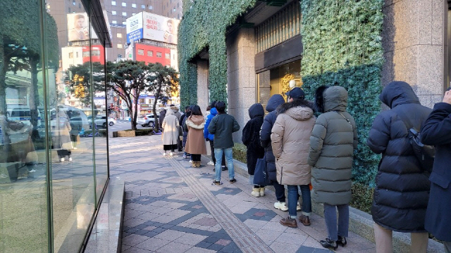 사회적 거리 두기 2.5단계였던 지난 19일 오전 9시 30분께 서울 시내의 한 백화점 명품 매장 앞에 입장 대기 순서를 받으려는 사람들이 줄 지어 서 있다. /사진=박민주기자
