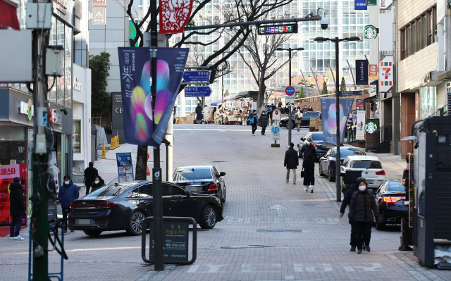 코로나19 확산세가 계속되고 있는 20일 오후 서울 명동 거리가 한산한 모습을 보이고 있다. /연합뉴스