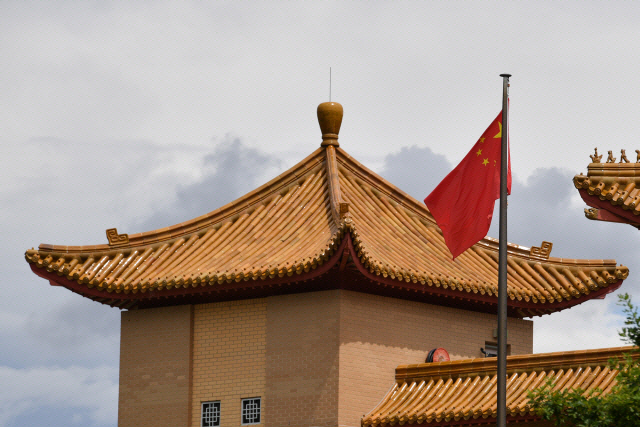 호주와 중국의 갈등이 심해지는 가운데 16일(현지 시간) 호주 캔버라의 중국 대사관에 중국 국기가 걸려 있다./ EPA연합뉴스