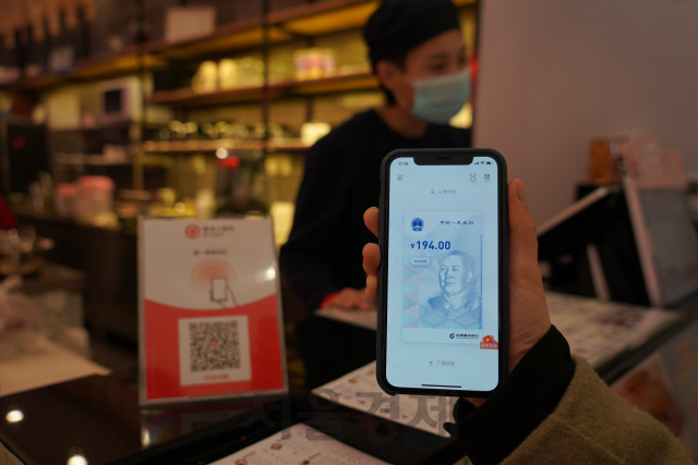 디지털 위안화 2차 공개 시험이 진행중인 중국 쑤저우의 한 카페 앞에 손님이 디지털 위안화로 결제를 하고 있다. /쑤저우=최수문기자