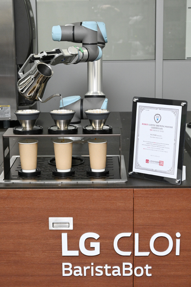 지난 18일 한국커피협회로부터 국내 최초로 ‘로봇 브루잉 마스터’ 자격증을 획득한 ‘LG 클로이 바리스타봇’이 커피를 만들고 있다. 브루잉 마스터는 커피 추출 도구 및 방식에 대한 이해를 통해 최적의 커피를 만들어내는 능력을 평가하는 민간 자격 검정이다. /사진 제공=LG전자