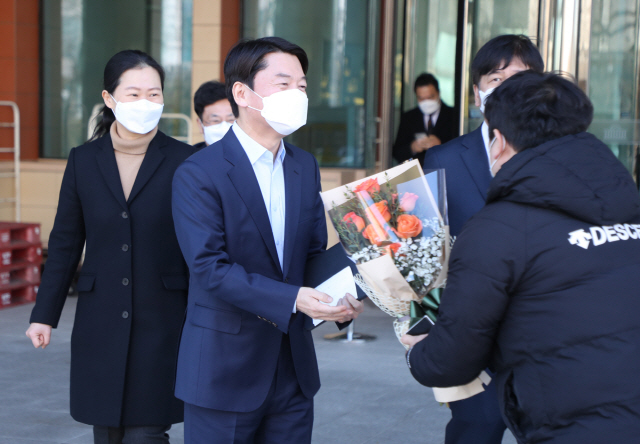 안철수 국민의당 대표가 20일 서울시장 보궐선거 출마 선언 기자회견을 마친 뒤 서울 여의도 국회 소통관을 떠나며 지지자의 꽃다발을 받고 있다./연합뉴스