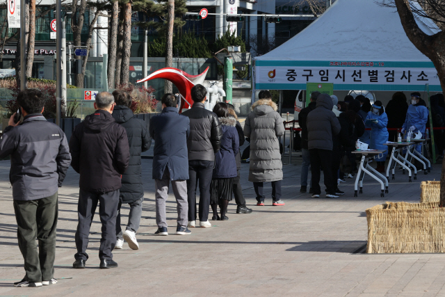 시민들이 지난 20일 서울광장에 마련된 중구 임시 선별검사소에서 시민들이 줄지어 서서 검사 순서를 기다리고 있다./연합뉴스