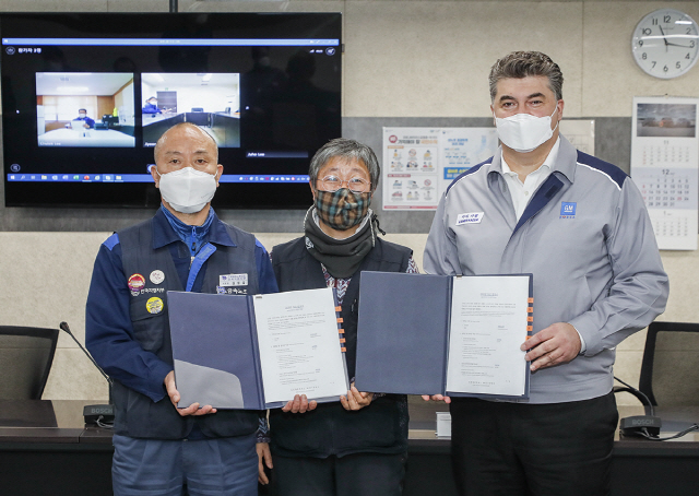 카허 카젬 한국GM 사장(오른쪽), 권수정 금속노조 부위원장(가운데), 김성갑 한국GM 노조위원장이 21일 부평 본사에서 열린 2020년 임단협 조인식에서 기념 촬영을 하고 있다./사진제공=한국GM