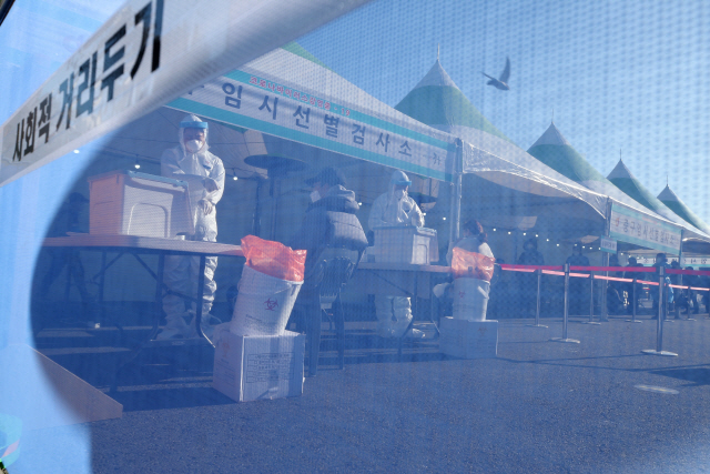 지난 20일 오후 서울역 광장에 마련된 서울 중구 임시선별진료소에서 코로나19 검체 검사가 진행되고 있다./연합뉴스