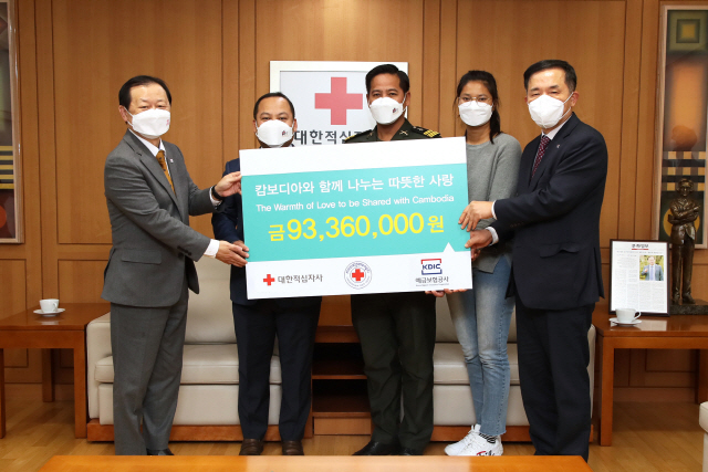 위성백(오른쪽) 예금보험공사 사장이 21일 대한적십자사 서울사무소에서 신희영(왼쪽) 대한적십자사 회장, 롱디망쉬(〃 두 번째) 주한캄보디아 대사에게 한국 내 캄보디아 다문화 가족 후원과 캄보디아 재해 피해 복구 지원 등을 위한 후원금을 전달하고 있다. /사진 제공=예금보험공사