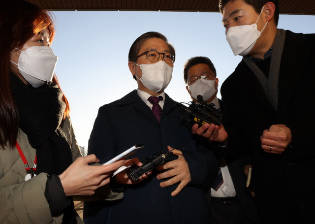 변창흠 국토교통부 장관 후보자가 지난 8일 정부과천청사 서울지방국토관리청에 마련된 청문회 준비 사무실에 출근하고 있다. /과천=연합뉴스