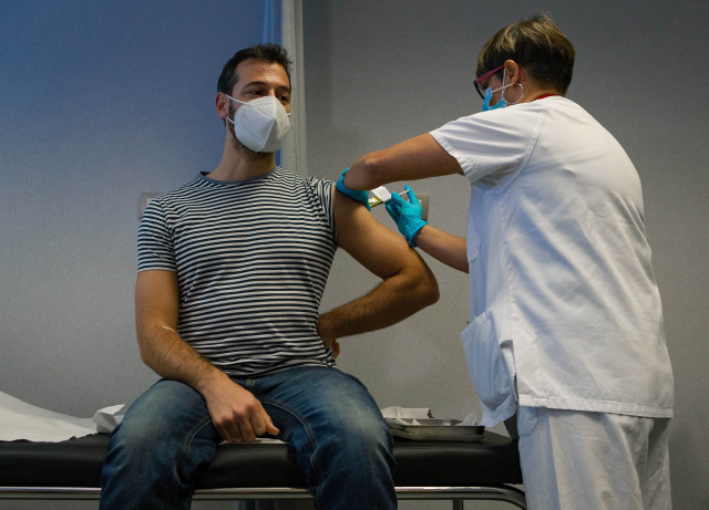 스페인 바르셀로나의 한 병원에서 임상 시험 참가자가 얀센의 코로나19 백신을 맞고 있다. EPA연합뉴스