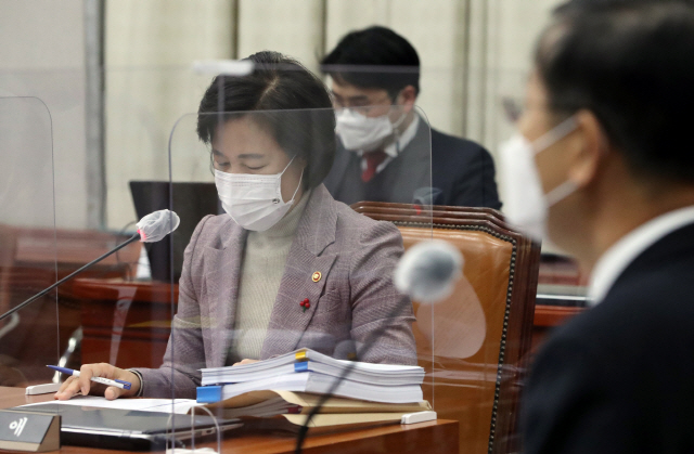 추미애 법무부 장관이 지난 18일 국회에서 열린 고위공직자범죄수사처(공수처)장 후보추천위원회 제5차회의에서 자료를 살피고 있다. /연합뉴스