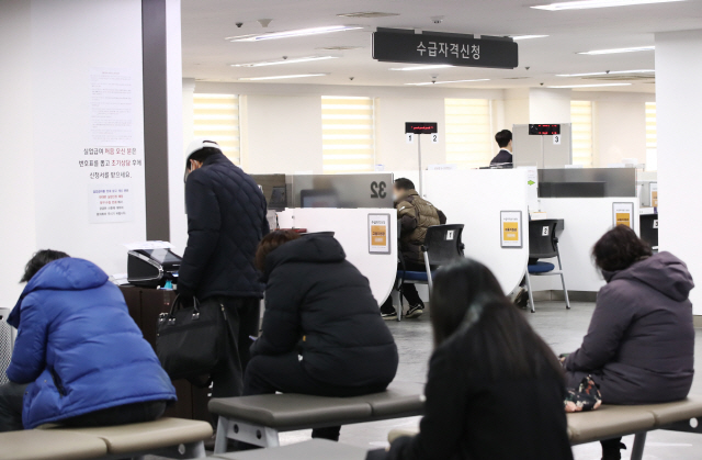 21일 서울의 한 고용복지플러스센터 상담 창구. /연합뉴스