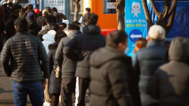 대구 동구의 한 교회에서 신종 코로나바이러스 감염증(코로나19) 확진자가 다수 발생한 21일 동구보건소에 마련된 선별진료소에서 시민들이 검사를 받기 위해 길게 줄지어 기다리고 있다./연합뉴스