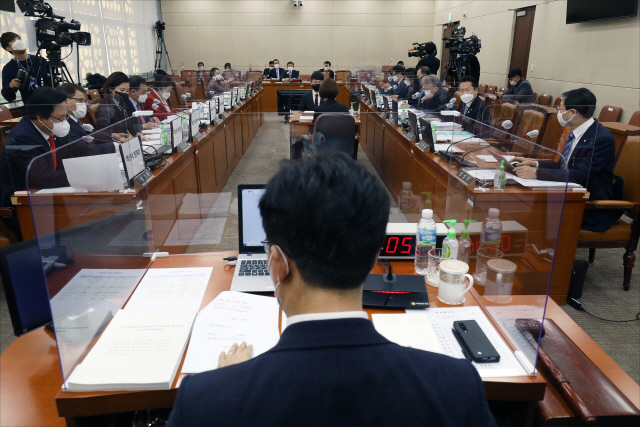 22일 오전 서울 여의도 국회에서 권덕철 보건복지부 장관 후보자에 대한 국회 인사청문회가 열리고 있다. /연합뉴스