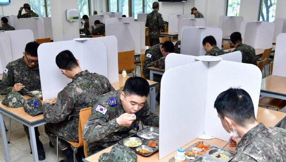 공군 장병들이 부대내 식당에서 식사를 하고 있다.        /연합뉴스