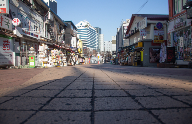 지난 21일 오후 서울 마포구 홍대거리가 한산한 모습이다./연합뉴스