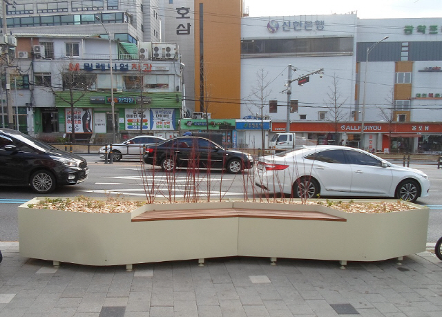 서울대입구역 인근 가로녹지공간에 설치된 디자인 벤치 모습./사진제공=관악구