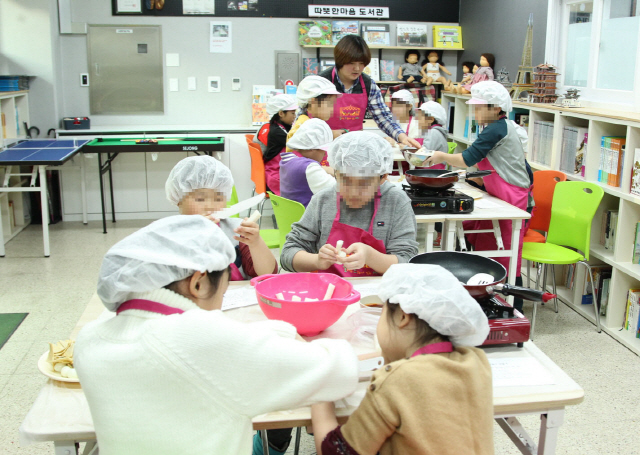어린이들이 온종일돌봄센터에서 진행한 요리교실에 참가해 음식을 만들고 있다./사진제공=구로구