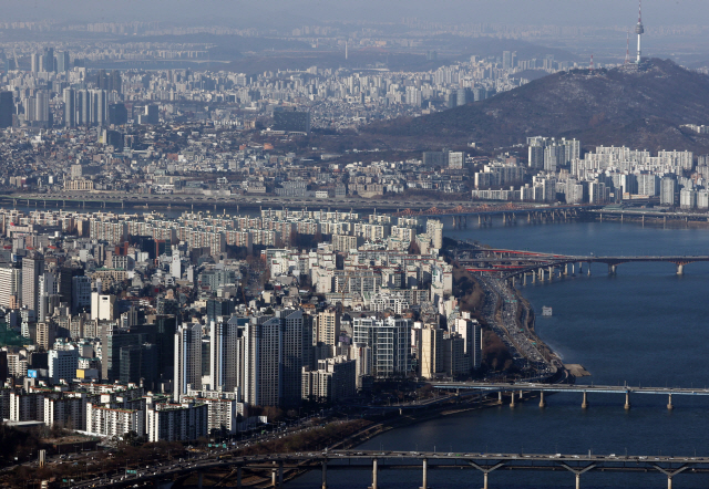 서울 송파구 롯데월드타워 전망대 서울스카이에서 바라본 한강변 아파트 단지 모습./연합뉴스