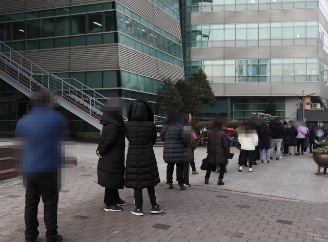 22일 오전 서울 관악구보건소 선별진료소에서 시민들이 신종 코로나바이러스 감염증(코로나19) 검사를 받기 위해 길게 줄을 서 있다./연합뉴스