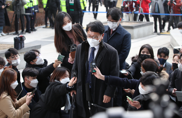 22일 오후 서울 서초구 서울행정법원에서 열린 윤석열 검찰총장에 대한 정직 처분 집행정지 재판에 법무부 측 변호인 이옥형 변호사가 법정으로 향하고 있다./연합뉴스