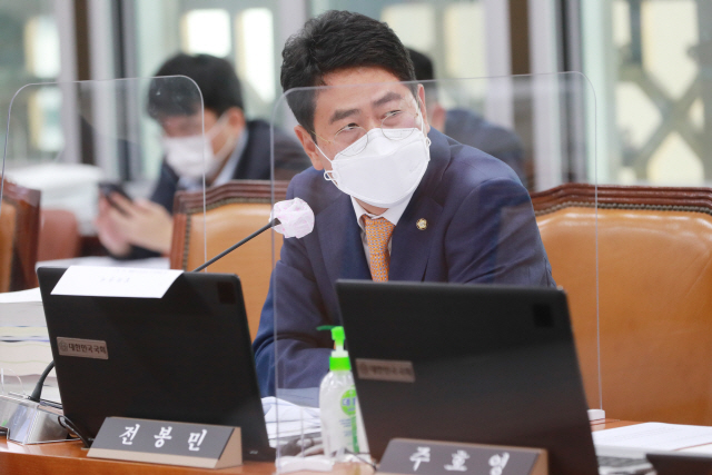 전봉민 국민의힘 의원이 지난 10월 14일 국회에서 열린 보건복지위원회의 국민연금공단 국정감사에서 질의하고 있다. /연합뉴스