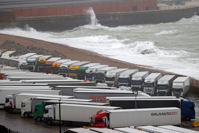 21일(현지 시간) 영국 남부 도버항 인근 주차장에 대형 컨테이너를 실은 화물 트럭들이 주차돼 있다. 프랑스와 영국은 변종 코로나19 확산 영향으로 봉쇄된 국경을 이르면 23일부터 개방하기로 했다. /EPA연합뉴스