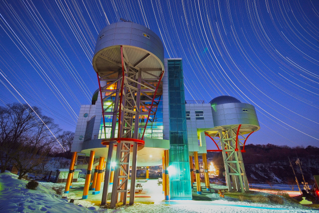 예천천문우주센터 위 수많은 별들이 밤하늘을 수놓고 있다.