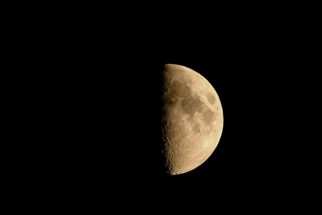 천체망원경으로 본 보름달.